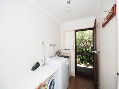 All Decked Out - Pet Friendly (Pets Welcome - Walk to Jimmys Beach)4