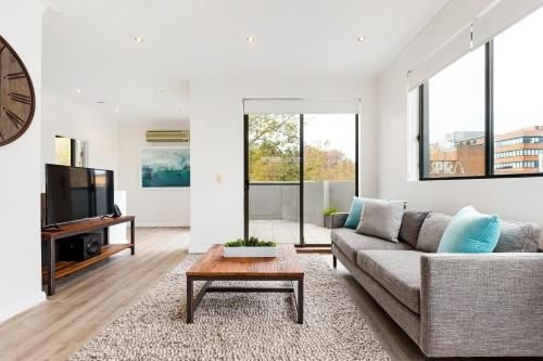 Spacious & Sunny 1 bdrm in Surry Hills - 19 FOV (Surry Hills Modern Self-Contained One-Bedroom Apartment (19 FOV))0