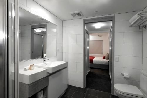 H on Mitchell Apartment Hotel1