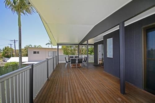 Red Door Beach House - Marcoola Beach - PET FRIENDLY, FOXTEL, WIFI, 500 BOND, Linen Supplied (Red Door Beach House - Marcoola Beach - Pet Friendly, Foxtel, Wifi, 500 Bond, Linen Supplied)2