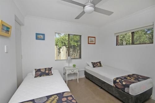 Red Door Beach House - Marcoola Beach - PET FRIENDLY, FOXTEL, WIFI, 500 BOND, Linen Supplied (Red Door Beach House - Marcoola Beach - Pet Friendly, Foxtel, Wifi, 500 Bond, Linen Supplied)1