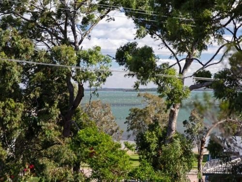 'Rutland', 1/13 Cromarty Road - pet friendly, boat parking, water views, air con (Rutland 1/13 Cromarty Road - pet friendly boat parking water views air con)2