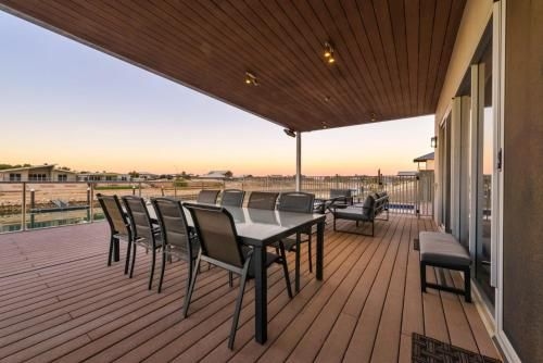 21 Corella Court - PRIVATE JETTY & POOL3