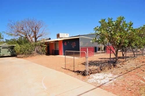 4 Page Street - Colourful and Shady 3-Bedroom Home1
