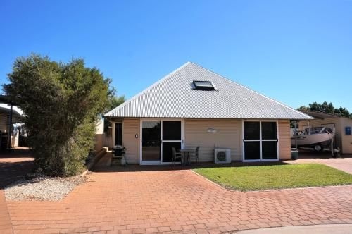 Osprey Holiday Village Unit 103-1 Bedroom - Cosy 1 Bedroom Studio Apartment with a Pool in the Complex0