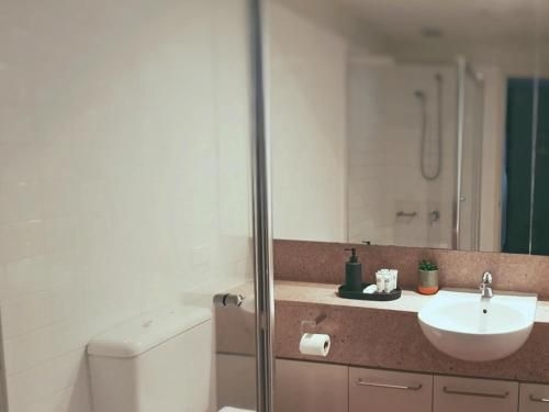 Modern CBD Apartment - Free Secure Parking and Wifi4