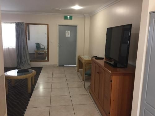 Westside Tavern & Motel4