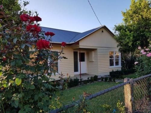 Cottage on Main0