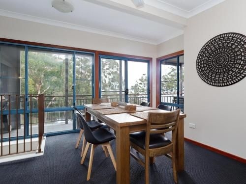 Baggies on Dutchies', 9 Burbong Street - large house with aircon, boat parking & waterviews (Baggies on Dutchies', 9 Burbong Street - Large House with Aircon, Boat Parking & Waterviews)3