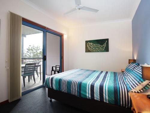 Baggies on Dutchies', 9 Burbong Street - large house with aircon, boat parking & waterviews (Baggies on Dutchies', 9 Burbong Street - Large House with Aircon, Boat Parking & Waterviews)2