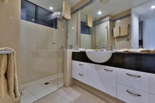 Edge 2 Ocean Front Luxury 3 Bedroom Split Level Spacious With Sofa Bed + Buggy2