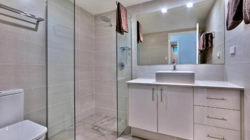 POINCIANA 101 HAMILTON ISLAND CENTRALLY LOCATED 3 BEDROOM, plus BUGGY!! (Poinciana 101 Hamilton Island Centrally Located 3 Bedroom, plus Buggy!!)1