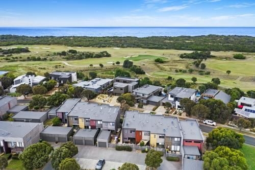 Gorgeous 2 Bedroom Townhouse (2 Bedroom Townhouse - Family & Corporate Bookings Only)4
