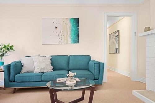 Art Deco apartment steps from harbour and beach0