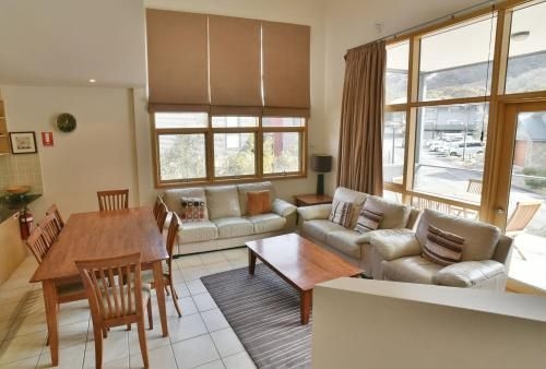 Tomarlin Views 10