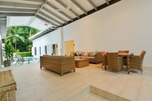 Pavilions in the Palms Heated Pool Short Path To Beach Five Bedrooms Sleeps 121