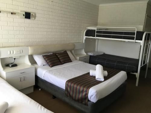 Capricorn Motor Inn4