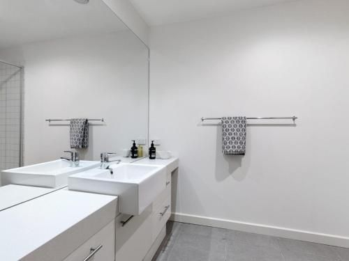 POINT GREY APARTMENT 2 - Ocean VIews with wifi2
