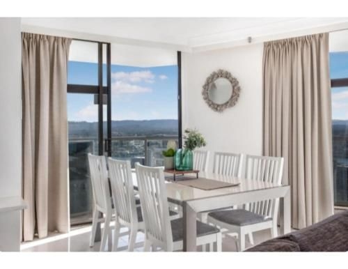 Luxury Holiday Escape High Above Surfers Paradise4