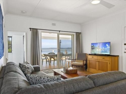 Bellevue - overlooking serene Lake Woolumboola4
