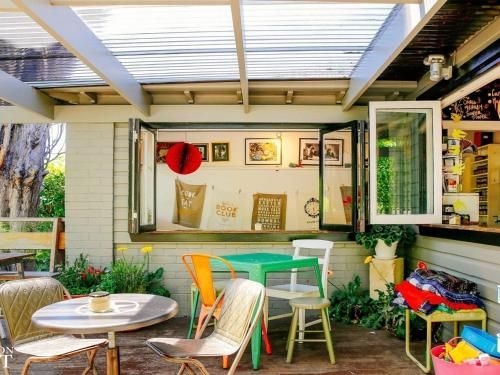 Canary Cottage - fresh, clean, simple & comfortable (Canary Cottage - fresh clean simple & comfortable)0