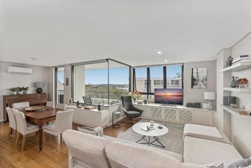 Light filled apartment with sweeping harbour views (Light Filled Apartment With Sweeping Harbour Views)0