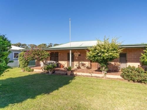 Cudgee - quaint cottage with separate cabin0