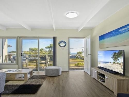 Dolphin Breeze - fully fenced and pet friendly0