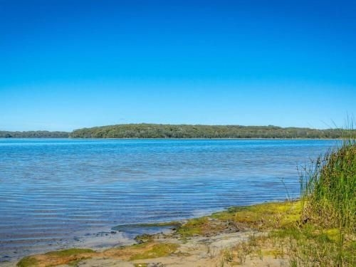 Dolphin Breeze - fully fenced and pet friendly3