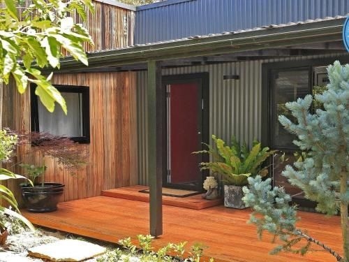Lovett - quirky, stylish with a bush backdrop (Lovett - quirky stylish with a bush backdrop)0