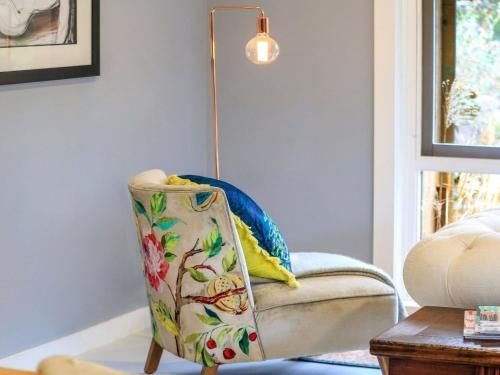 Lovett - quirky, stylish with a bush backdrop (Lovett - quirky stylish with a bush backdrop)3