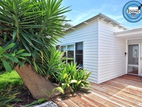 Palm Oasis - family friendly accommodation just a short walk to werri beach2