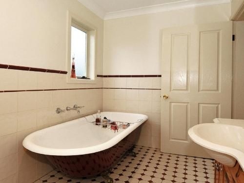 Plum Tree Cottage - warm, cosy & walk to town (Plum Tree Cottage - warm cosy & walk to town)4