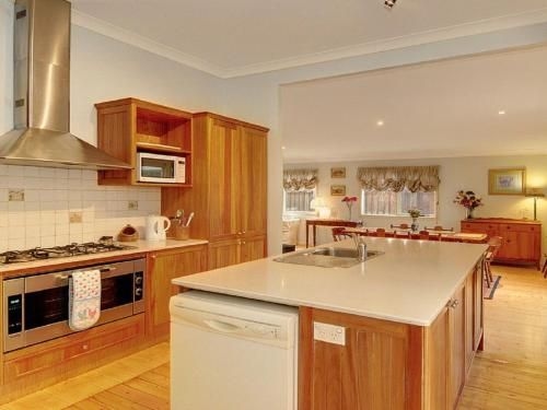 Plum Tree Cottage - warm, cosy & walk to town (Plum Tree Cottage - warm cosy & walk to town)2