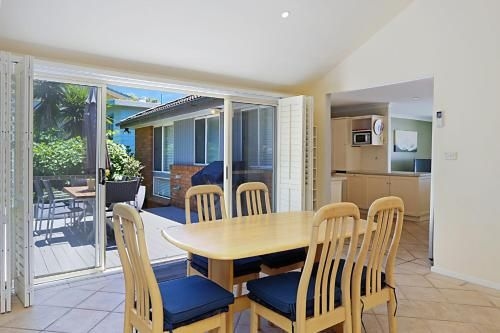 Stunning Home in Salamander Bay!2