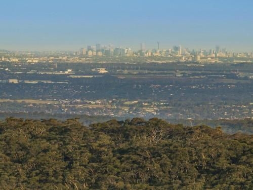 Sydney View - 70km from Sydney; 1000km from care! (Sydney View - 70km from Sydney 1000km from care)3