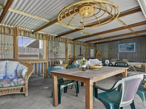 The Burra Break - 3 minute walk to beach access3