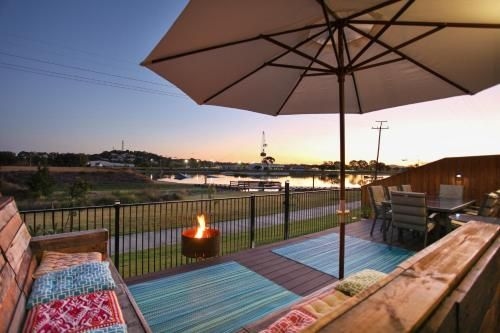 Lakeside Deck House0