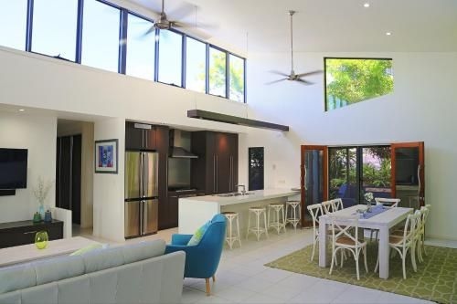 Hilltop Views - Cannonvale0