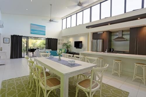 Hilltop Views - Cannonvale4