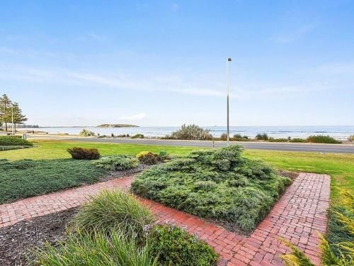 By The Sea - Franklin Beachfront Apartment - WiFi (Franklin Beachfront Apartments)1