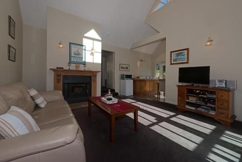 Crabtree Riverfront Cottages4
