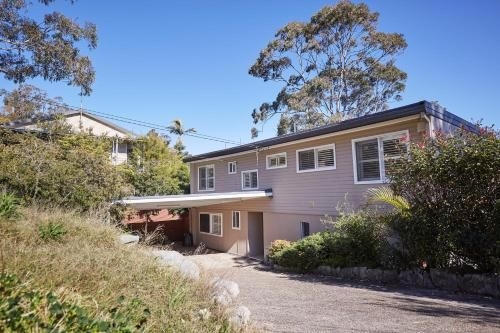 Bright and Spacious Family Home With Leafy Deck2
