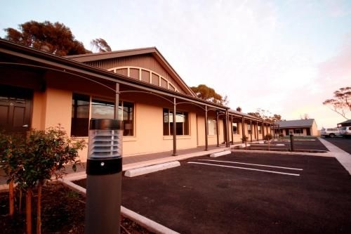 Sundowner Motel Hotel3