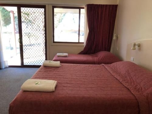 Outback Quarters Motel Hay2