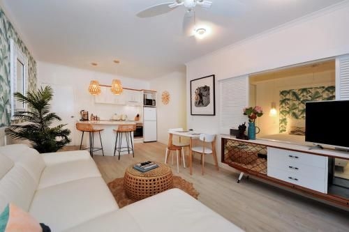 Retro Port Douglas Apartments0