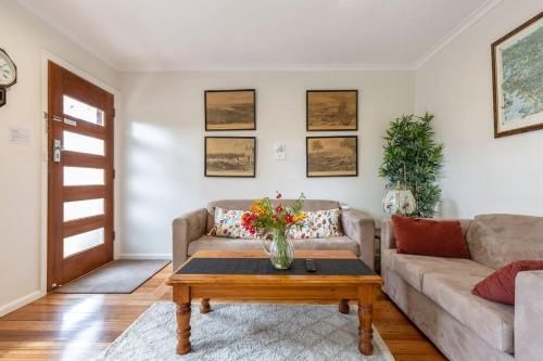 Spacious Bungalow 5min walk to station 5min to Box Hill WiFi Parking0