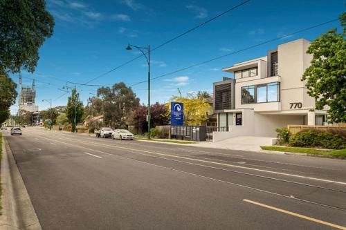 Whitehorse Apartments Hotel1
