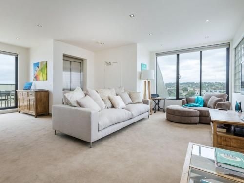 THE PENTHOUSE - MORNINGTON0