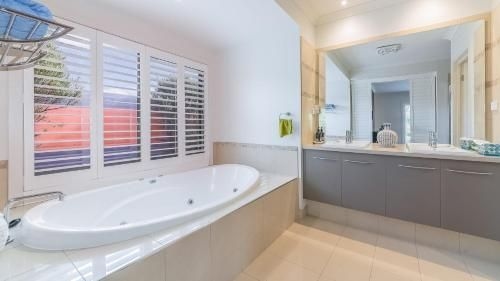 Oceans 11 - Surfside - Wifi & Foxtel - Pet Friendly (Outside Only)4